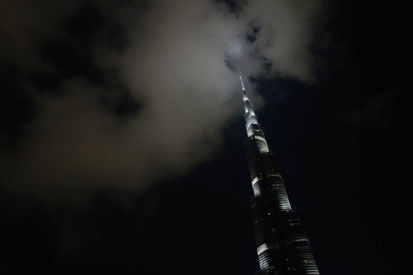 burj khalifa clouds at night